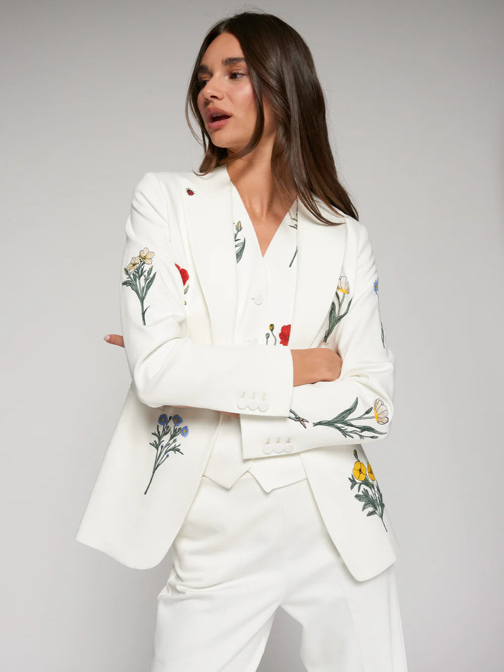 WHITE JACKET WITH EMBROIDERED FLOWERS