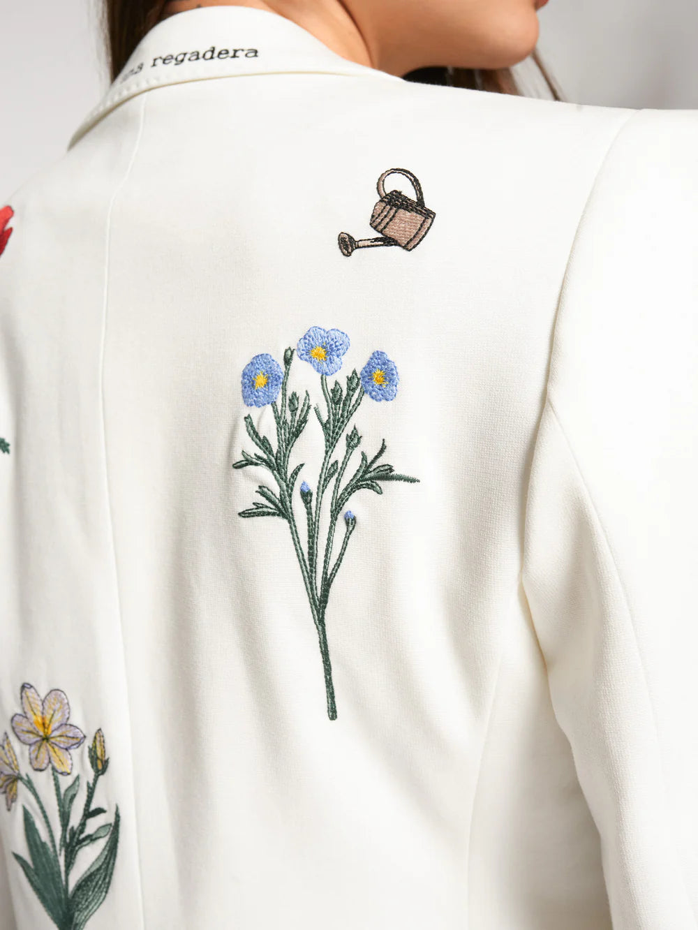 WHITE JACKET WITH EMBROIDERED FLOWERS