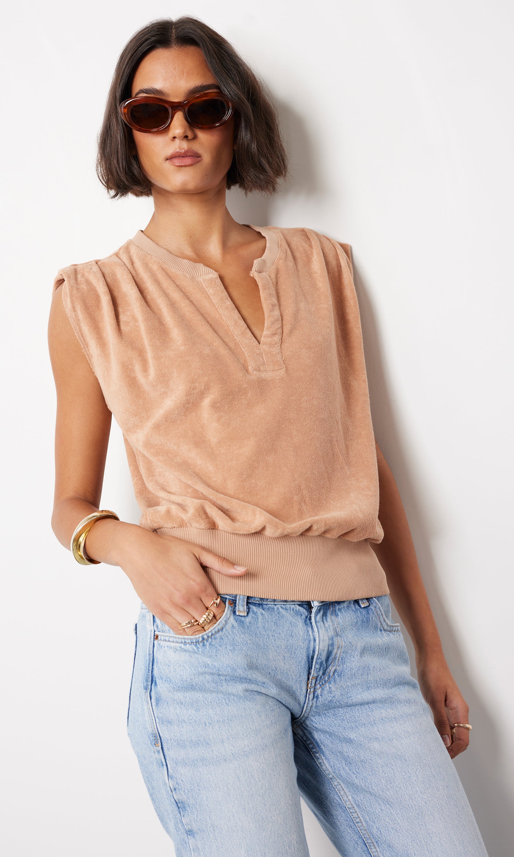 SPLIT NECK RIBBED SLVLESS TEE
